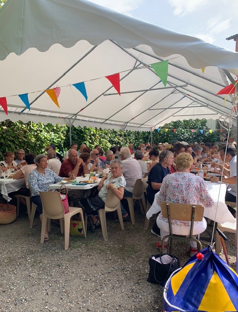 Repas convivial sous chapiteau