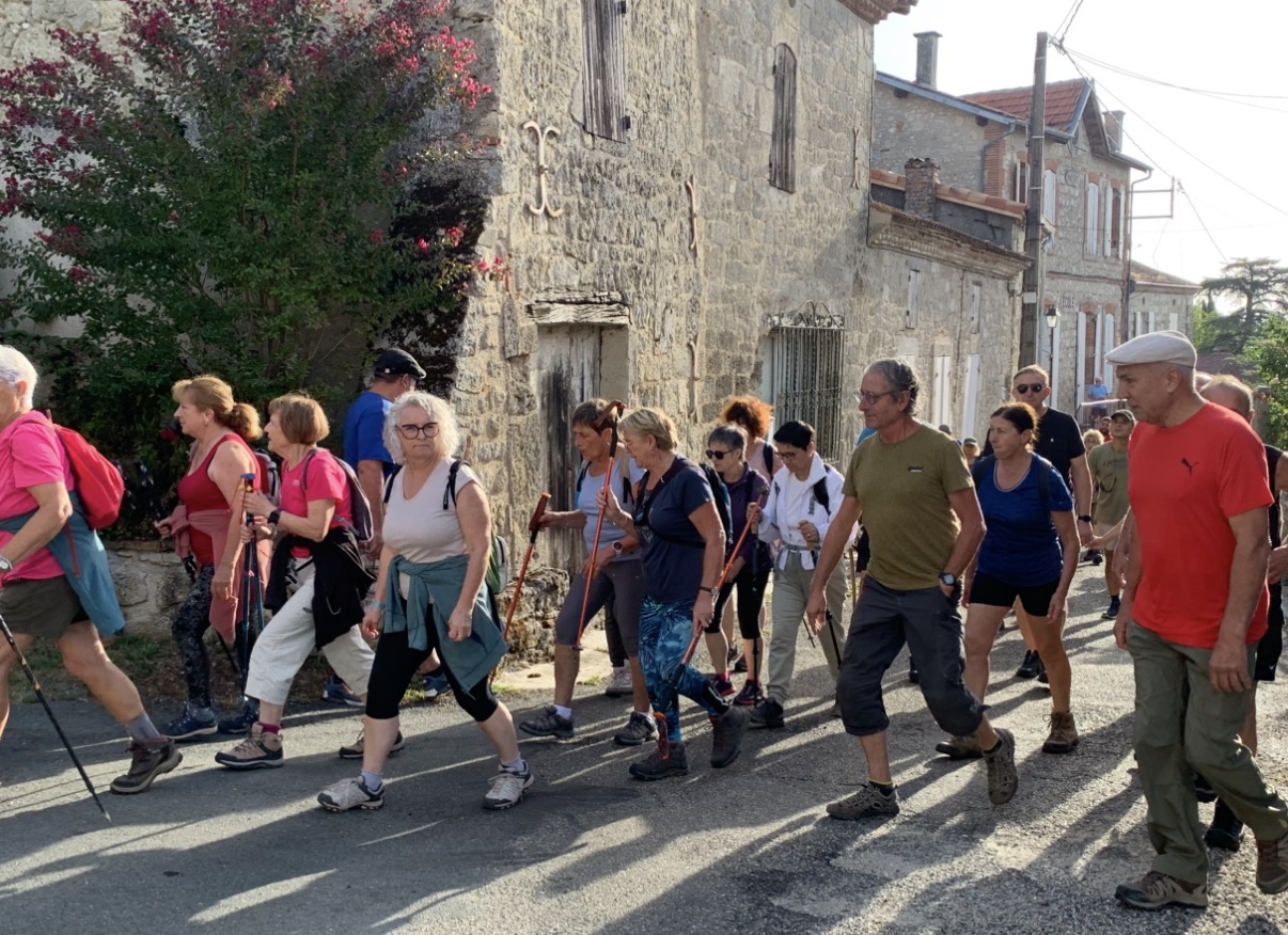 Marche associative dans le village