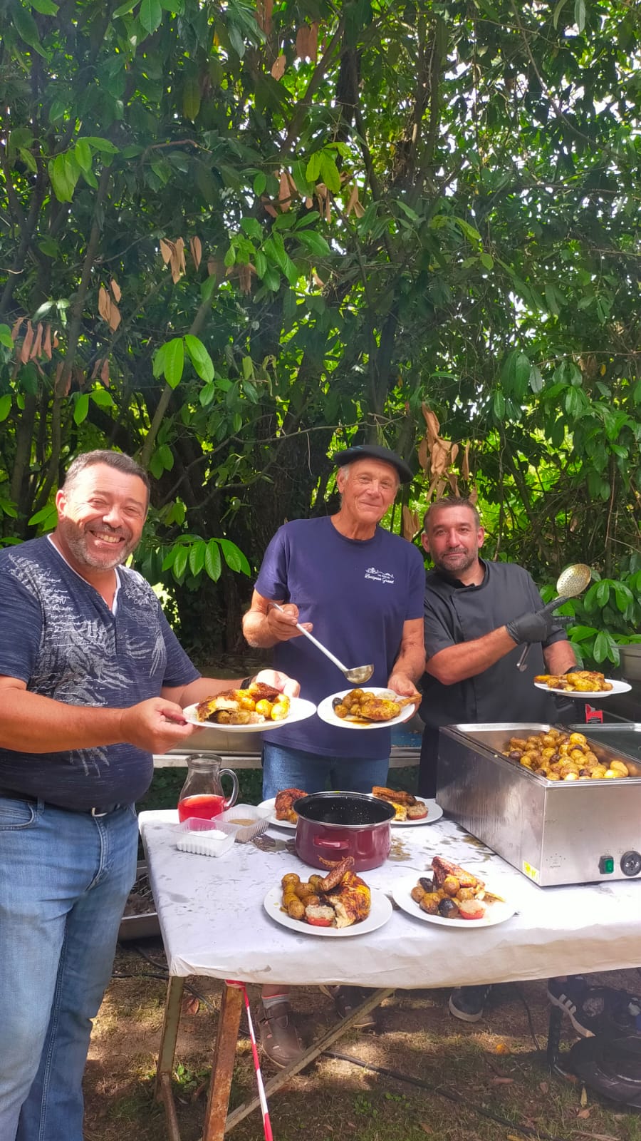 Service convivial lors d'un événement associatif
